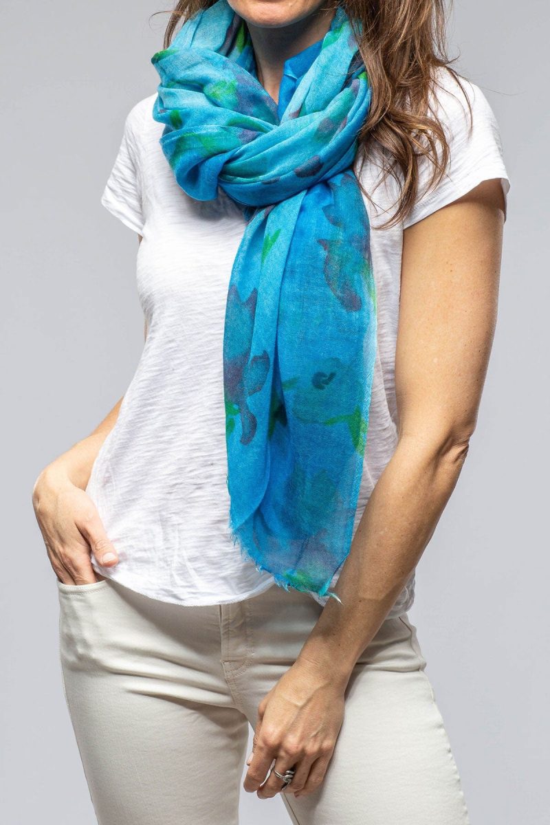 avant toi gradient cashmere scarf in mediterranean blue ladies accessories scarves axels vail 39899242266858