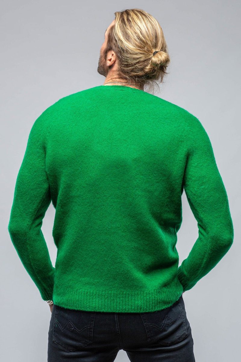 avant toi henry crew neck cashmere sweater in apple green mens sweaters axels vail 39882239541482