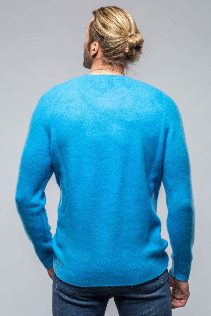 avant toi henry crew neck cashmere sweater in curacao mens sweaters axels vail 39882247471338